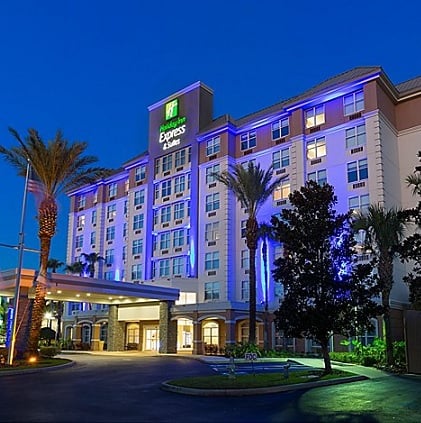 HOLIDAY INN EXPRESS & SUITES S L.B.V.