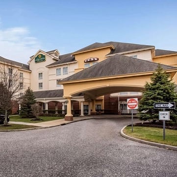 LA QUINTA INN & SUITES BY WYNDHAM ISLIP MACARTHUR AIRPORT